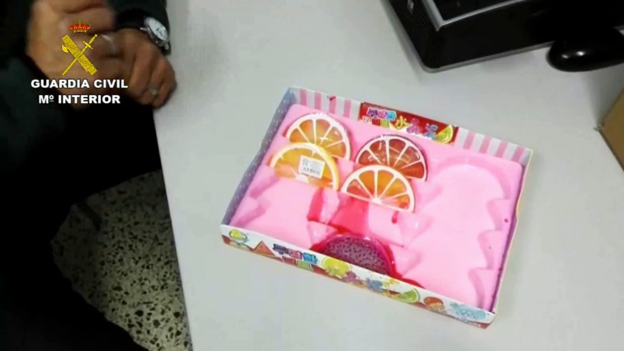 La Guardia Civil retira casi 2000 juguetes peligrosos en Badalona, Barcelona