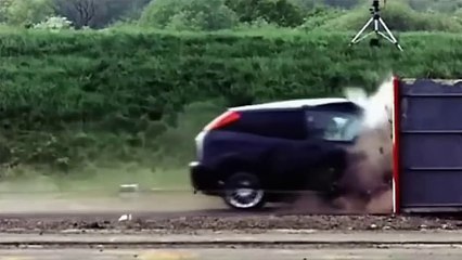 Le crash test d'une ford fiesta à 190km/h dans un mur en béton