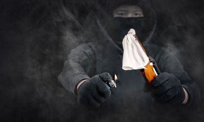 Pria Tak Dikenal Ancam Lempar Bom Molotov di Gedung Grahadi