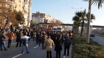 İzmir'de Semt Pazarları Kapanan Esnaf Yolu Trafiğe Kapattı