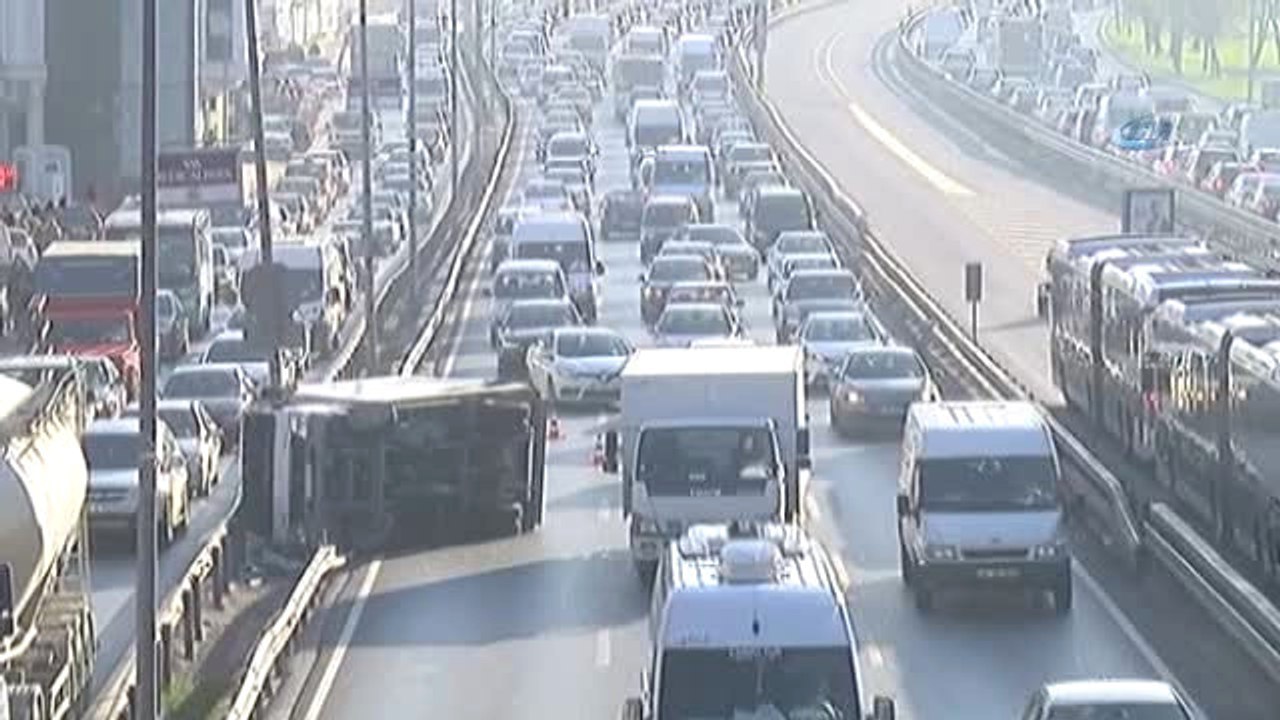 Kamyonet Direğe Çarptı, Trafik Felç Oldu
