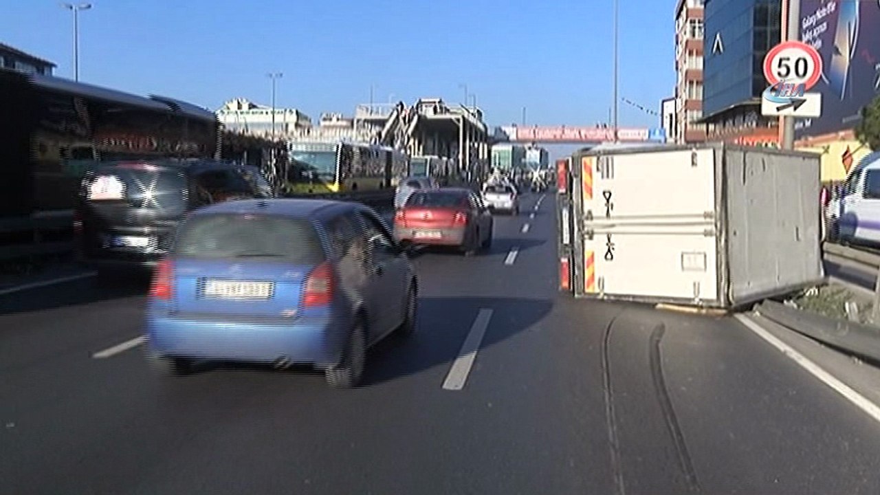 Kamyonet direğe çarptı, trafik felç oldu