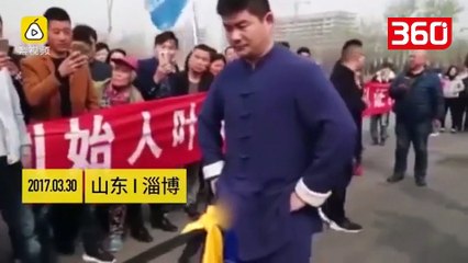 Arrin të tërheqë 10 makina me penisin e tij, thyen rekordin botëror (360video)