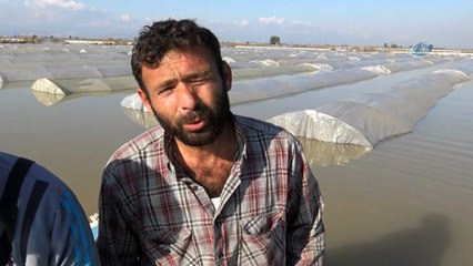 Sulara gömülen sera altındaki ürünlerine tekne ile ulaşabildiler