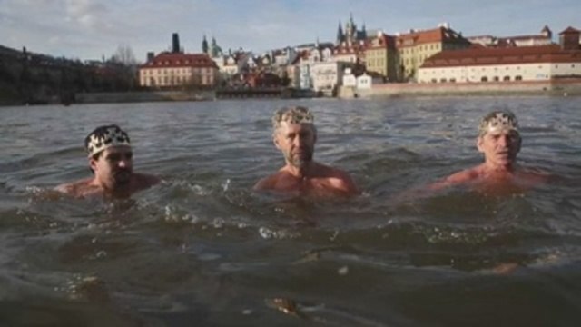Tradicional baño en las aguas del Moldava este día de Reyes Magos