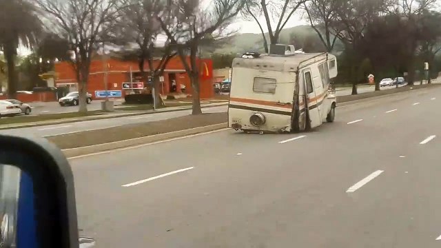 Le conducteur de ce camping-car n'a pas remarqué qu'il roulait sur trois roues.