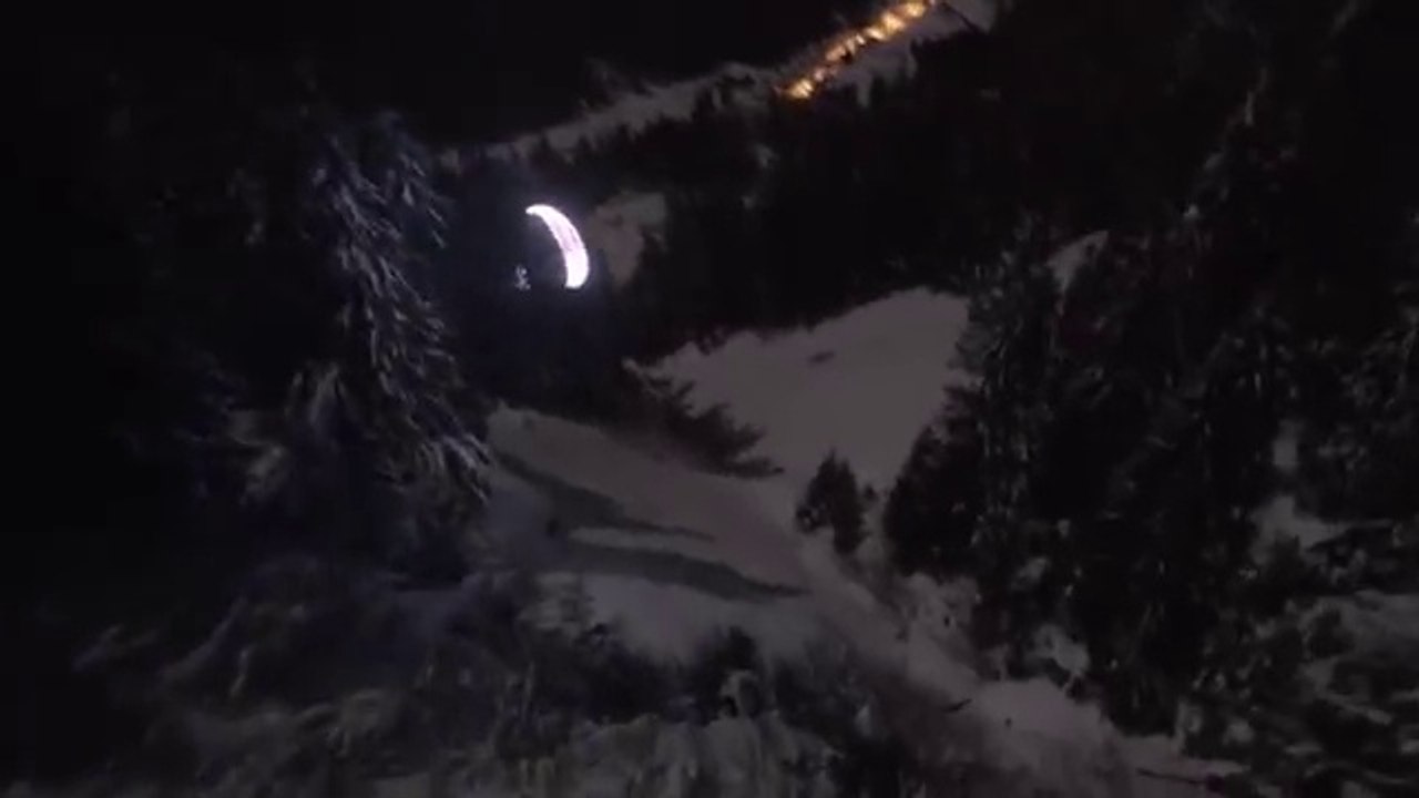Un magnifique vol de nuit en speed riding avec un parapente lumineux au dessus de Chamonix