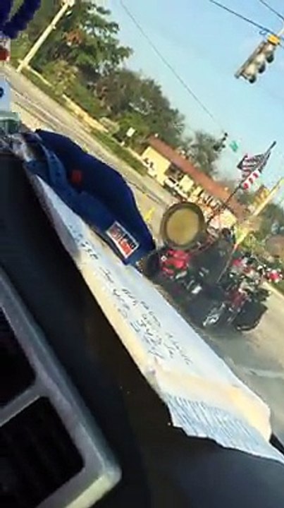 Un motard très particulier fait de la batterie au feu rouge