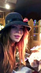 احتراق شعر الفنانة مي حريري وهي تعايد احد معجبينها