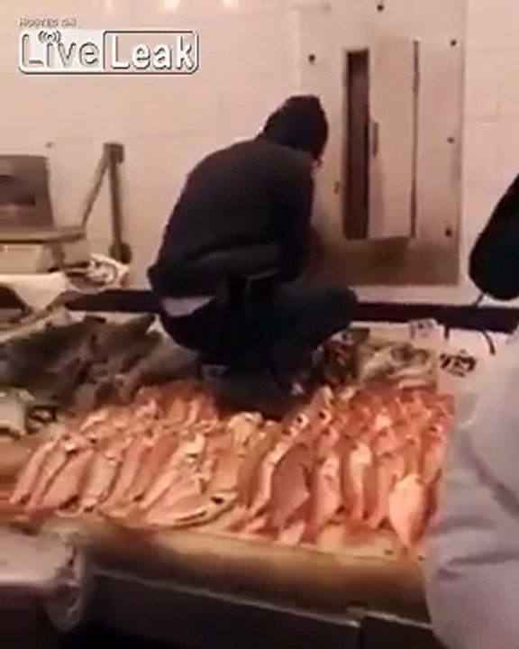 Debout en chaussure dans les poissons au marché !! Ce poissonnier est fou !!