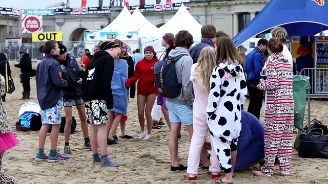 Belçika'da dondurucu soğukta denize girdiler - OSTENDE