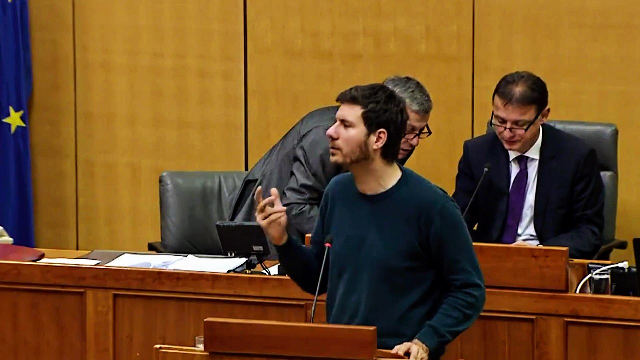 Pernar: "Dragi blokirani građani, sretan vam Božić."