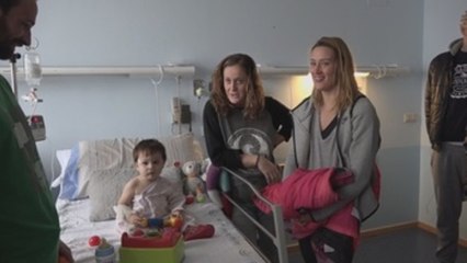 Mireia Belmonte muestra lado más humano llevando regalos a hospital Granada