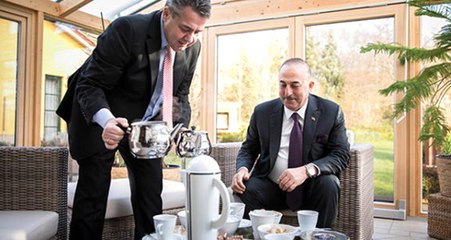 Alman Bakan, Mevkidaşı Çavuşoğlu'na Türk Çayı İkram Etti