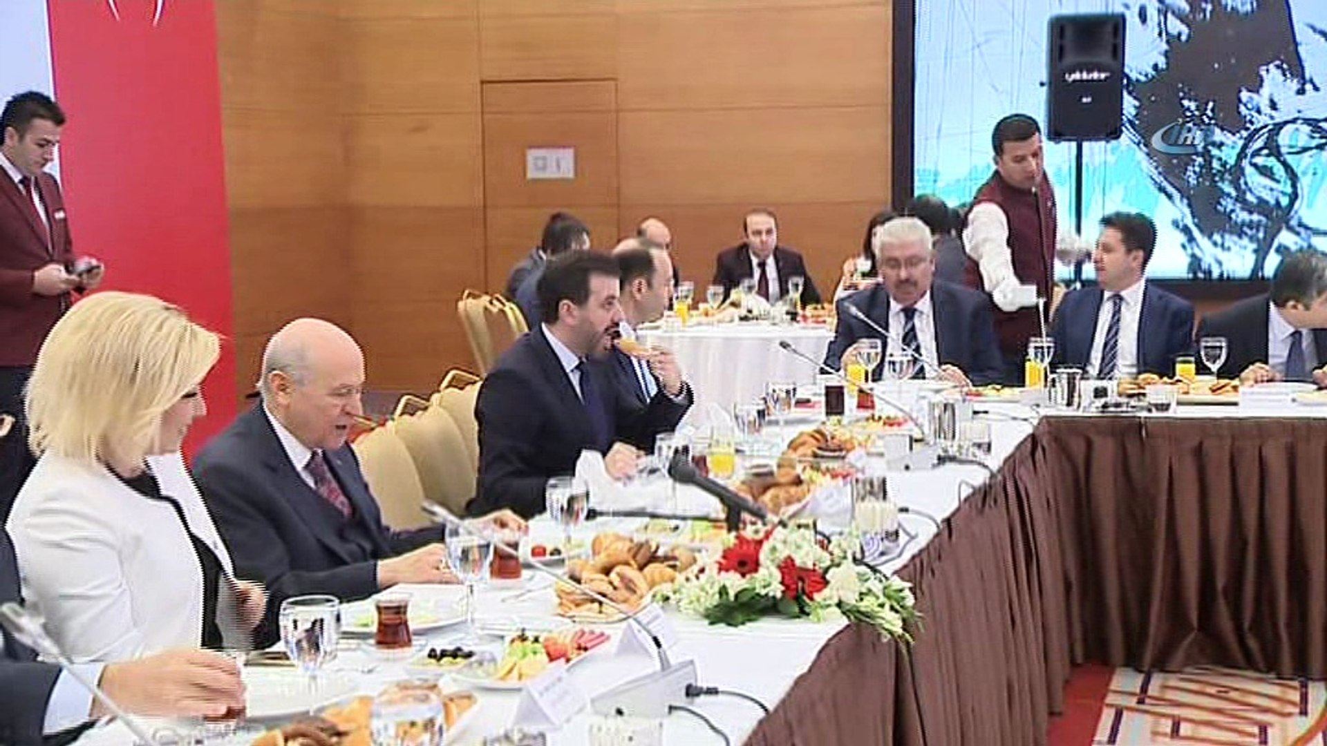 ⁣Bahçeli'den karıştıranlar için 'Bozkurt' ve 'heavy metal' işareti