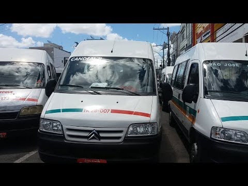 Vans bloqueiam o tráfego em protesto contra a redução de vagas