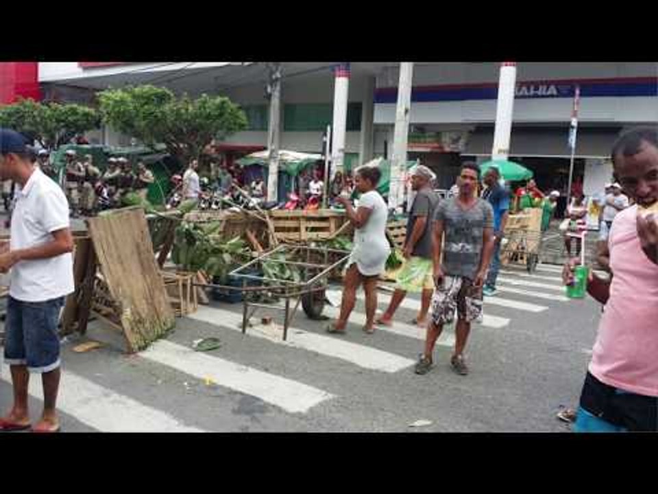 Ambulantes travam o Centro em protesto
