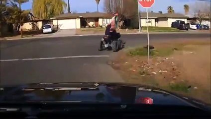 Des policiers pourchassent un homme en quad qui a grillé un feu rouge