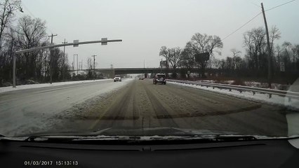Un automobiliste passe sous un pont au mauvais moment