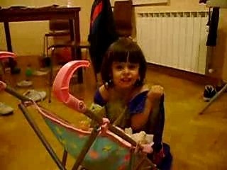 Nathalie recibiendo el regalito 5