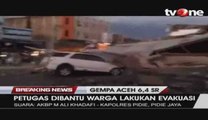 Evakuasi Korban Gempa Aceh di Ruko-ruko yang Runtuh