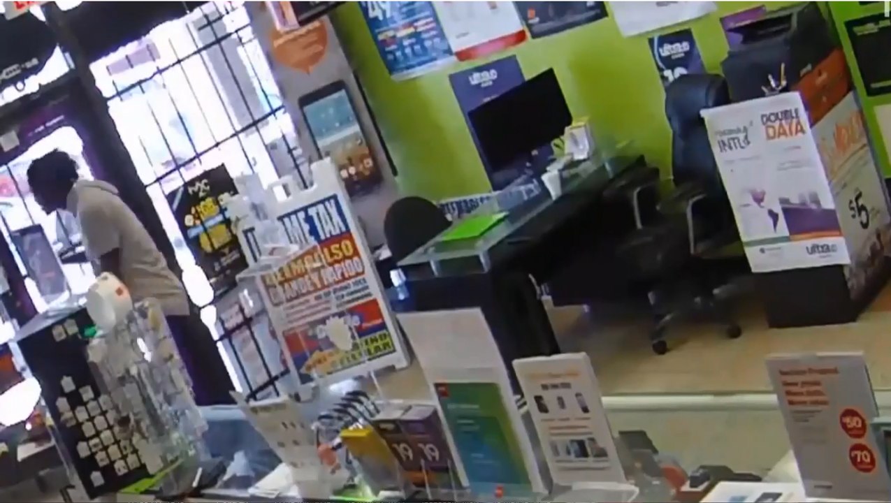 Elle enferme un braqueur dans son magasin.