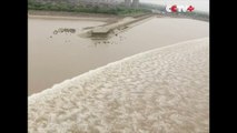 Le plus grand mascaret du monde sur la rivières Qiantang en Chine : vague de marée