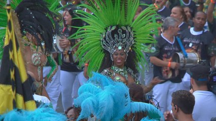 Espectáculo inédito de sambistas prende la fiesta en Río y da paso al carnaval