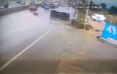 Sürücü Yol Kenarına Uçtu!