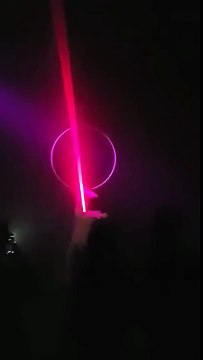 Супергимнастка с фонариком-лучом в одном интересном месте