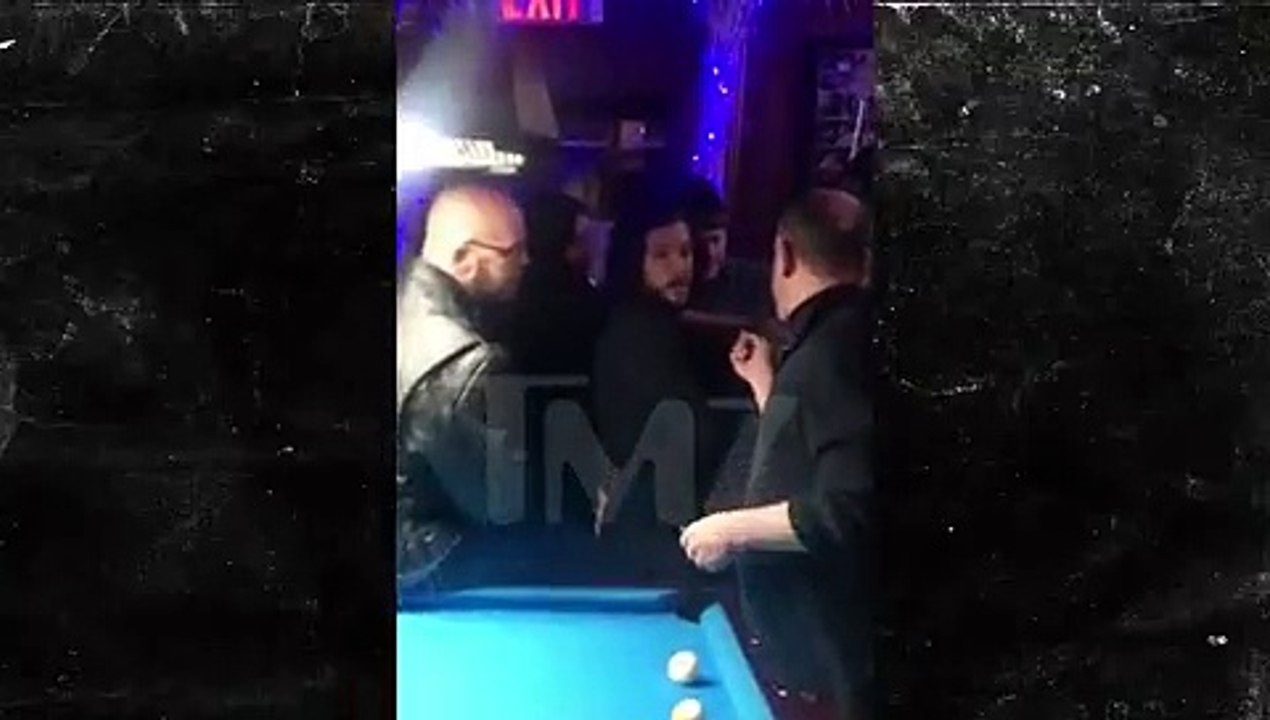 Kit Harington barda sarhoş oluyor