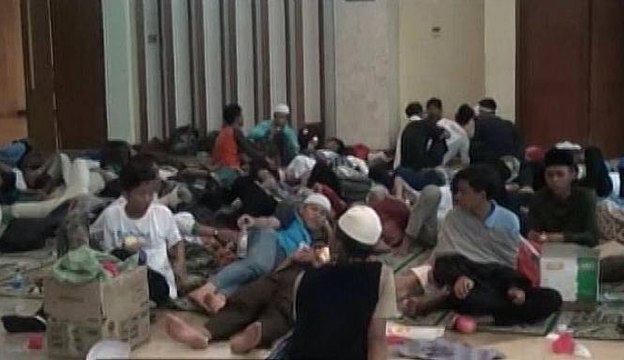 Ratusan Massa Aksi Damai Bermalam di Masjid At-Tin