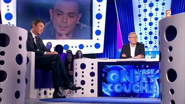 Yann Moix accuse les CRS de tabasser de jeunes migrants à coups de matraques et de gazer l'eau potable des migrants à C