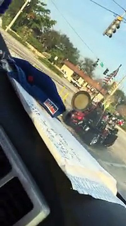 Quand tu croises un motard très particulier au feu rouge... Dingue