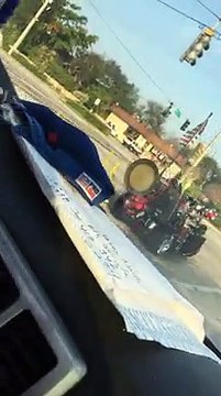 Quand tu croises un motard très particulier au feu rouge... Dingue