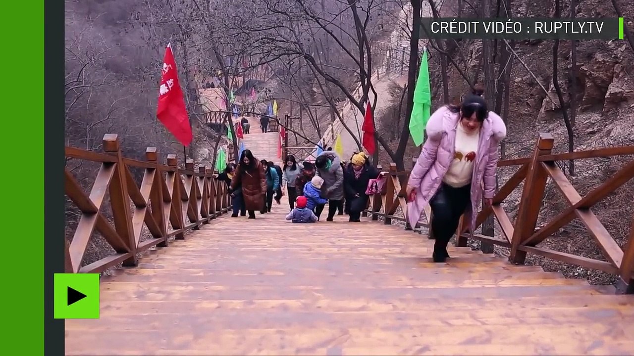 Inauguration du plus long pont en verre au monde (Chine)