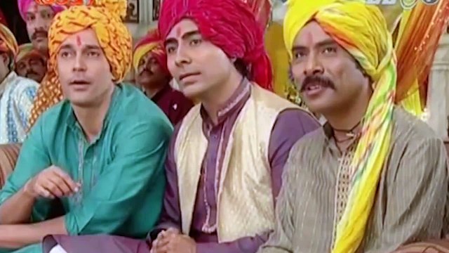 Phạm Hương lại đi catwalk kiểu tua chậm tại chung kết HHHV Việt Nam 2017