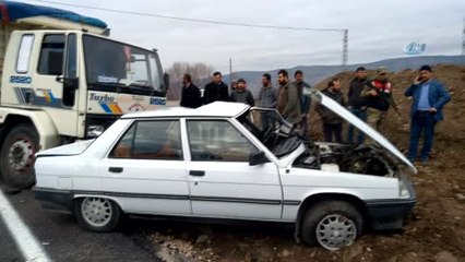 Sivas'ta Kamyon ile Otomobil Çarpıştı: 1 Ölü, 1 Yaralı
