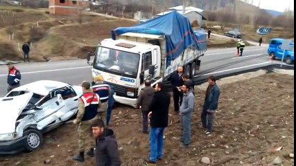 Sivas'ta Kamyon İle Otomobil Çarpıştı: 1 Ölü, 1 Yaralı