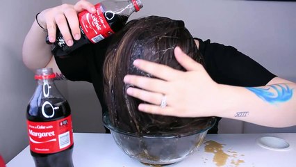 Elle Verse Une Bouteille De Coca Sur Ses Cheveux: Le Résultat Est Incroyable !