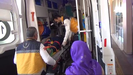 Şanlıurfa'da Otomobil Bariyerlere Çarptı: 2'si Çocuk, 3 Yaralı