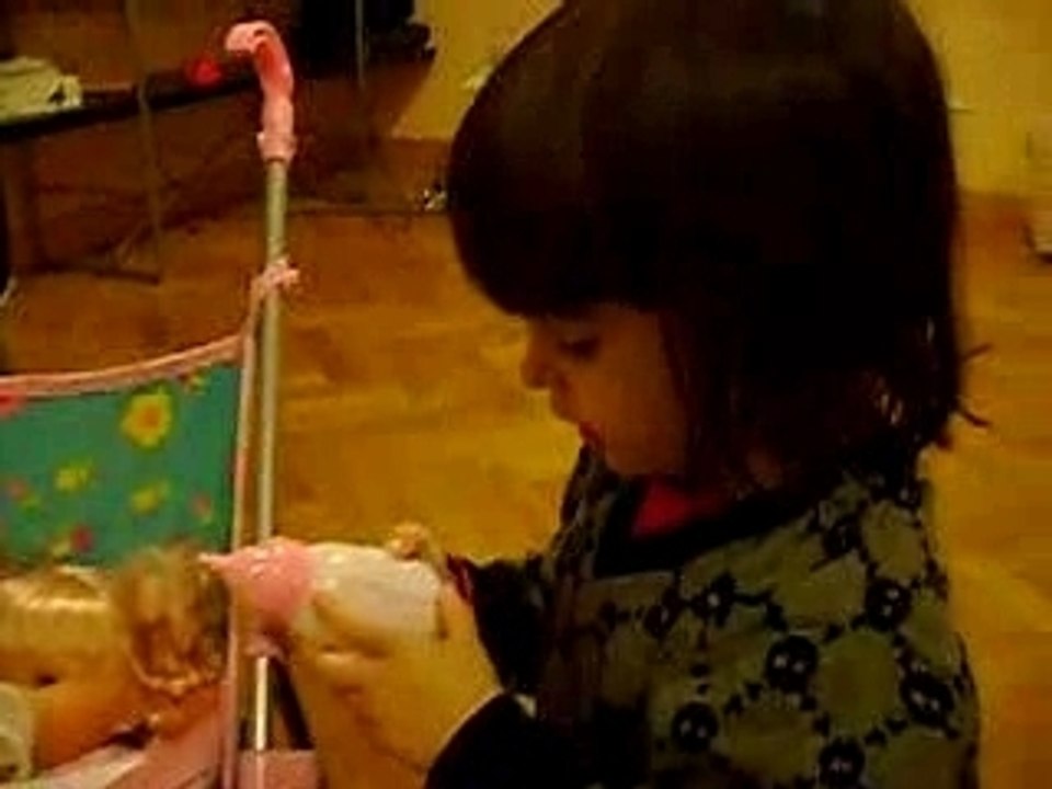 Nathalie recibiendo el regalito 9