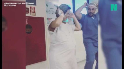 Ce médecin brésilien a une méthode très amusante pour atténuer les douleurs des femmes enceintes