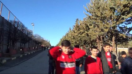 Gaziantepspor'da taraftarlar kulübü bastı