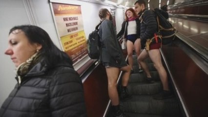 Un "día sin pantalones" en el metro de Praga