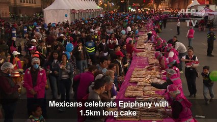 Thousands of Mexicans polish off massive king cake