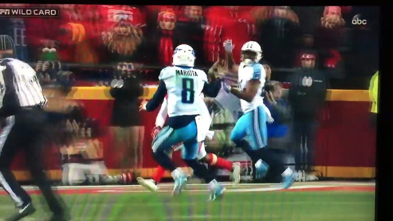 Le quaterback Marcus Mariota se fait la passe pour lui même et marqur un Touchdown