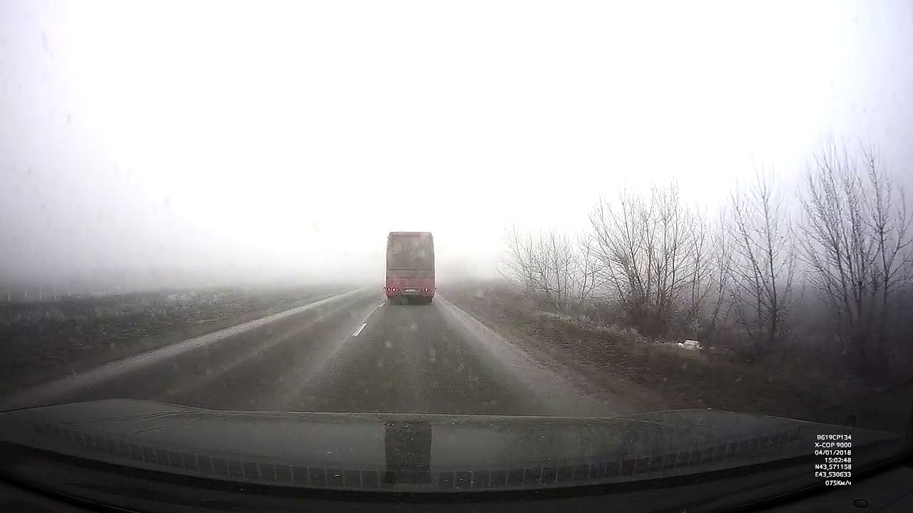 Perte de contrôle impressionnante d'une voiture sur le verglas..
