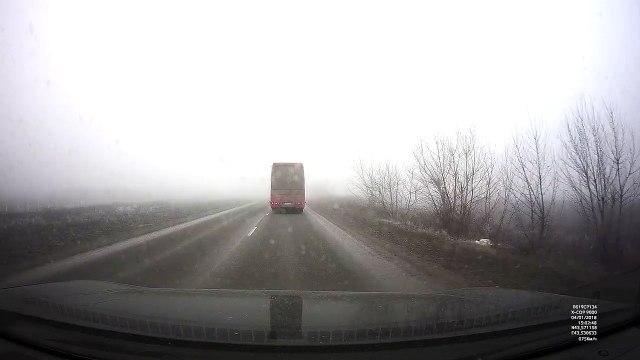 Perte de contrôle impressionnante d'une voiture sur le verglas..