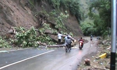 Longsor di Ende Hambat Jalur Antarkabupaten